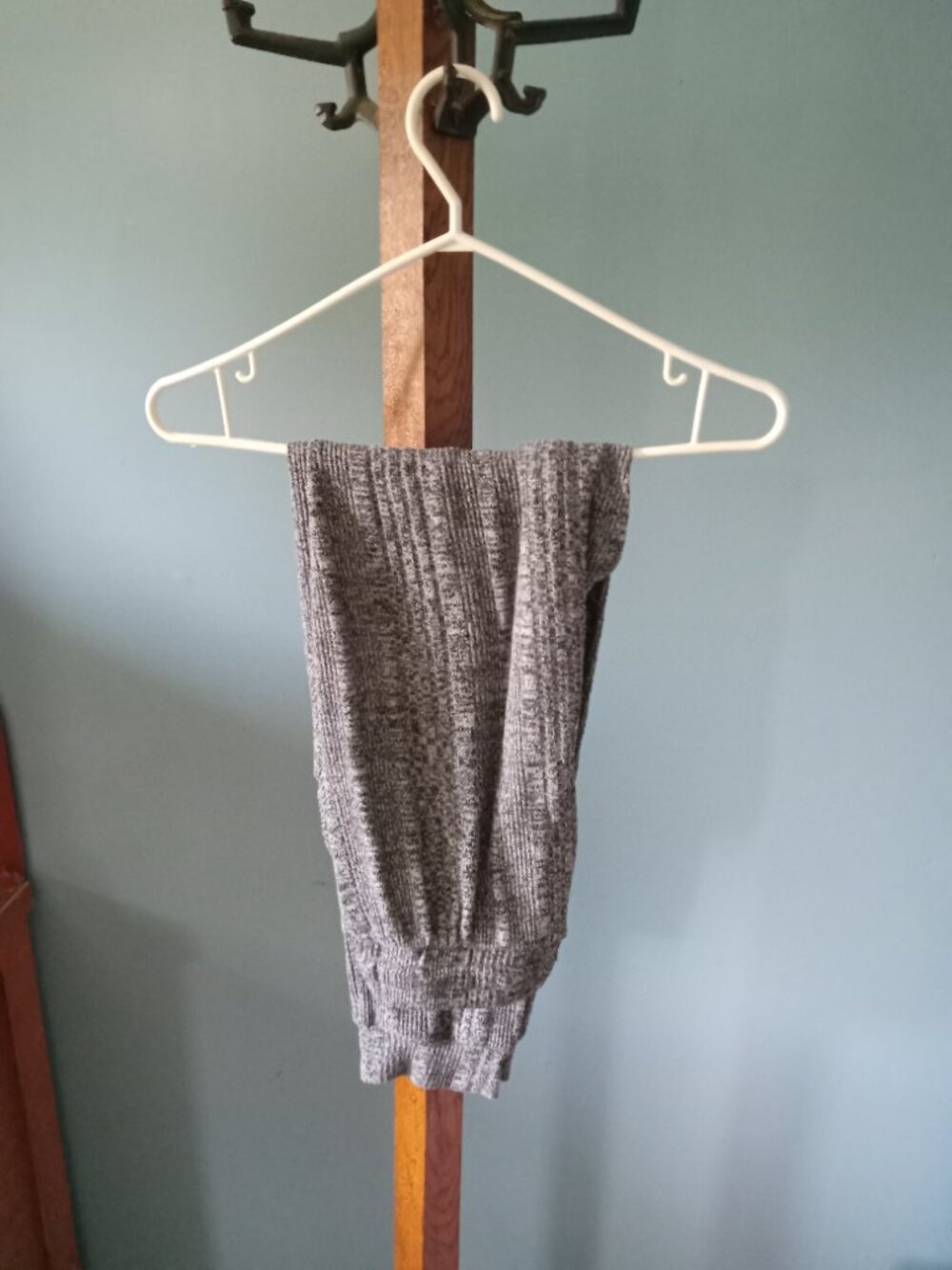 Ladies grey Roxy lounge pants with drawstring waist and pockets like new